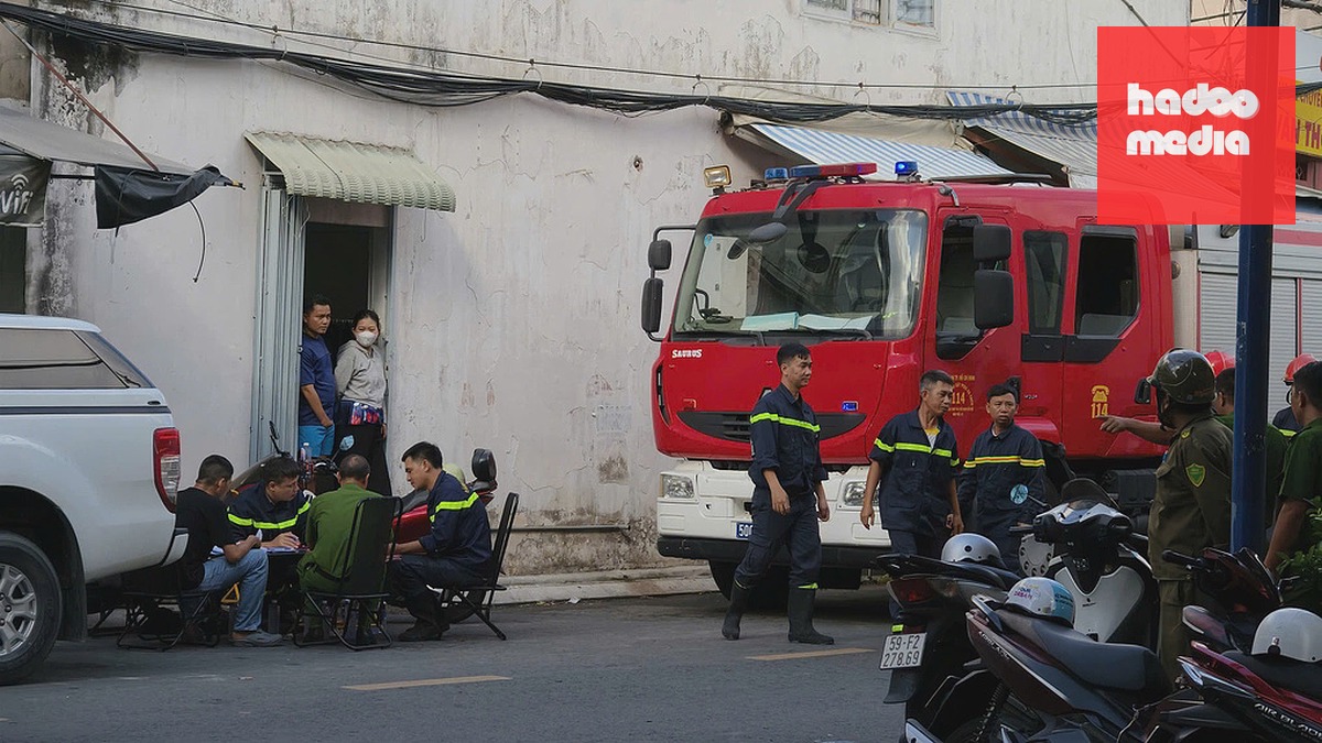 Lực lượng chức năng tại hiện trường cháy, sáng 26/6. Ảnh: Đình Văn