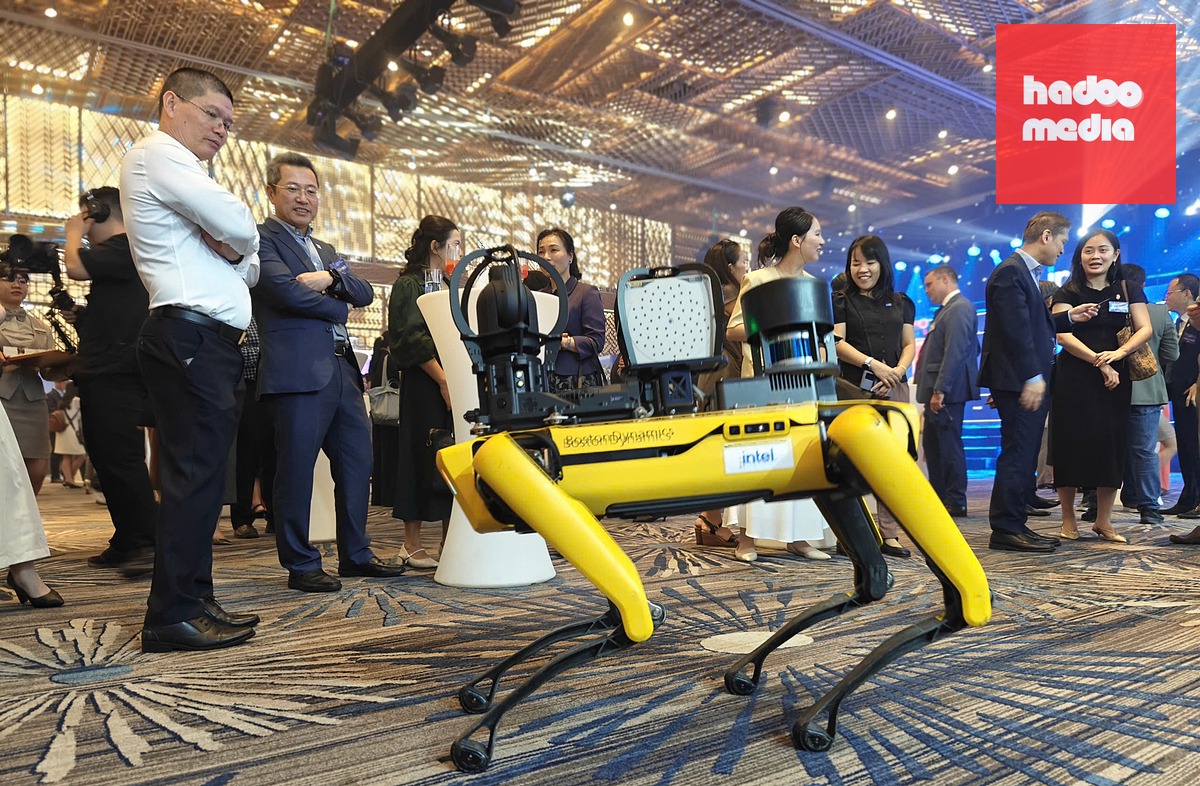 Robot trình diễn tại sự kiện kỷ niệm 20 năm nhà máy Intel hoạt động tại Khu Công nghệ cao TP.HCM  - Ảnh: ĐỨC THIỆN