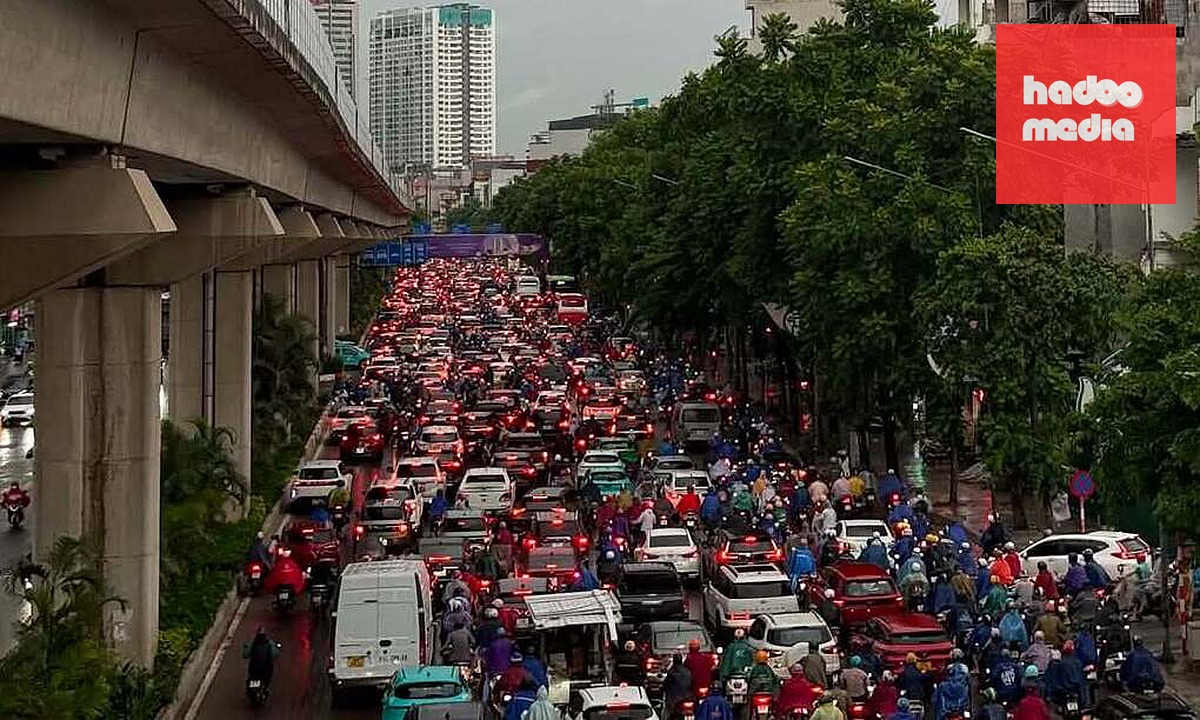 Đường Nguyễn Trãi, Hà Nội lúc 7h45 có mưa nhỏ, giao thông ùn tắc. Ảnh: Gia Chính