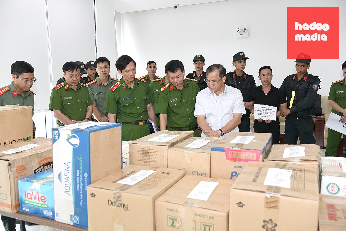Thượng tướng Nguyễn Văn Long, Thứ trưởng Bộ Công an (áo trắng), cùng lãnh đạo Cục Cảnh sát điều tra tội phạm về ma túy, kiểm tra tang vật thu giữ trong vụ phá đường dây ma túy từ Tam giác vàng về Việt Nam, thu giữ gần 800kg ma túy - Ảnh: HUY HÀ