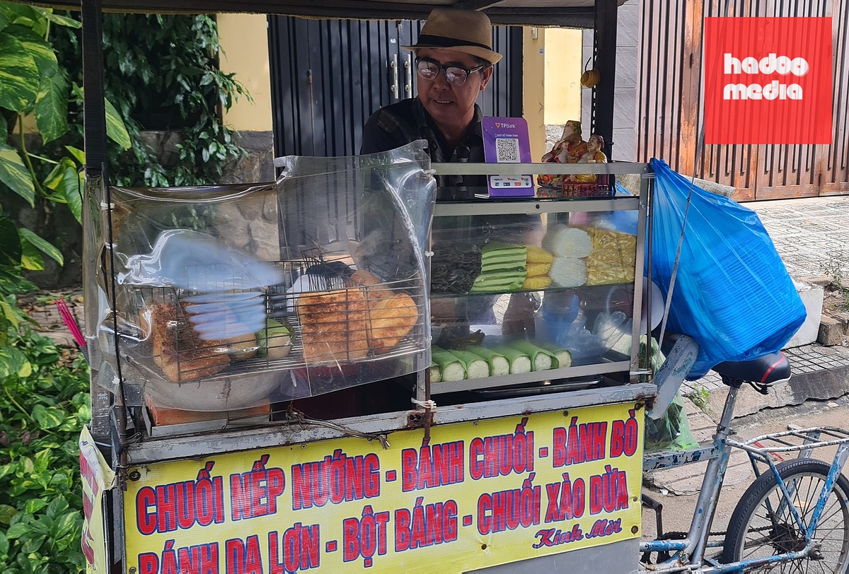 Ông Vương nuôi con ăn học nhờ hơn 20 năm bán chè chuối với những lời rao thân thương - Ảnh: T.C.
