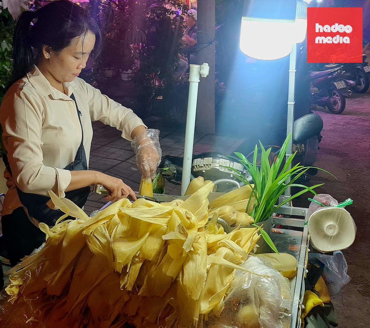 Nhiều người giờ đã ý thức mở loa nhỏ hoặc tắt khi bán hàng ở khu dân cư - Ảnh: T.C.