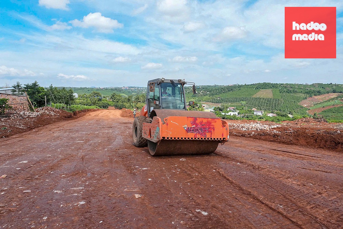 Xe lu nền đường thi công cao tốc Bảo Lộc - Liên Khương. Ảnh: Xuân Hương