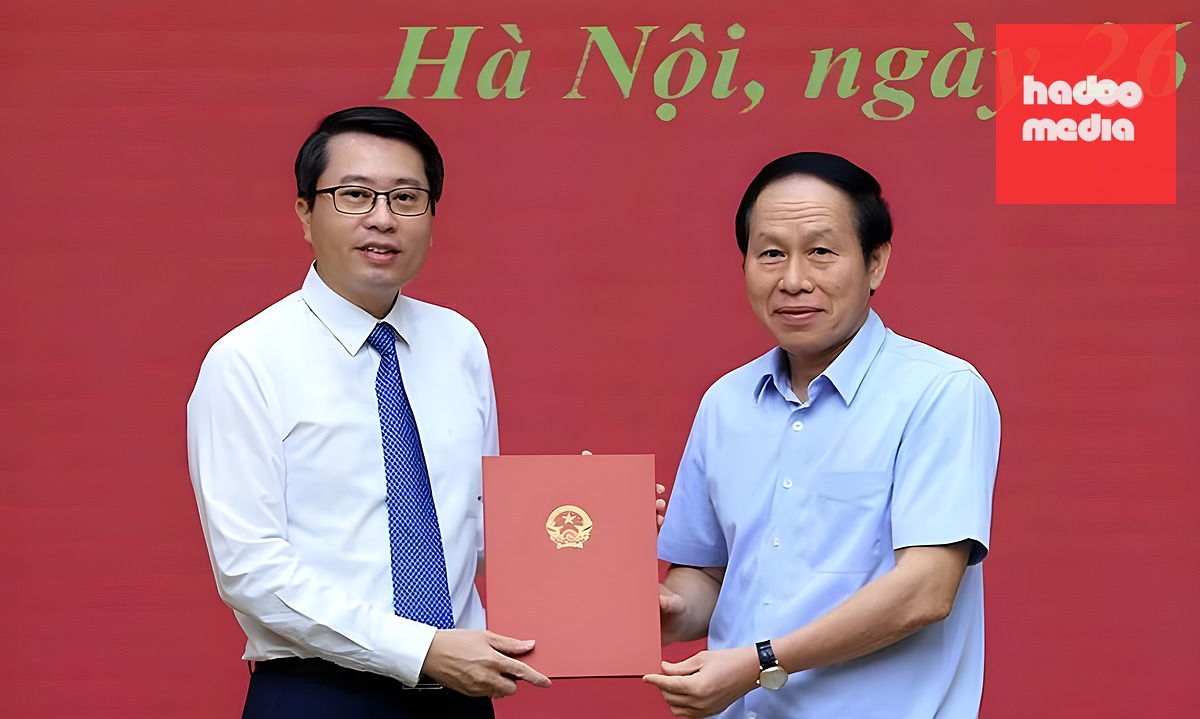 Phó thủ tướng Lê Tiến Châu trao quyết định bổ nhiệm cho ông Trần Anh Tiến, sáng 26/6. Ảnh: VGP
