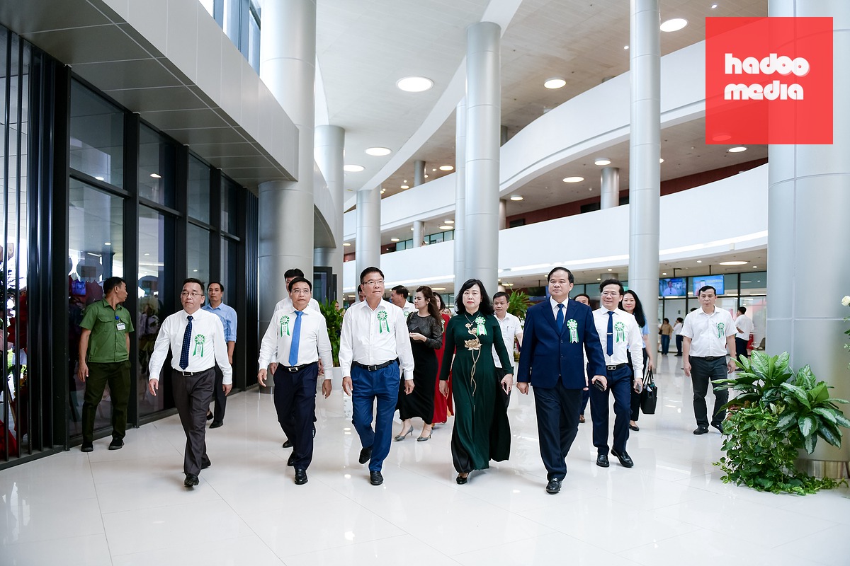 Sau lễ khai trương, các đại biểu tham quan bệnh viện ngay ngày đầu hoạt động - Ảnh: NAM TRẦN