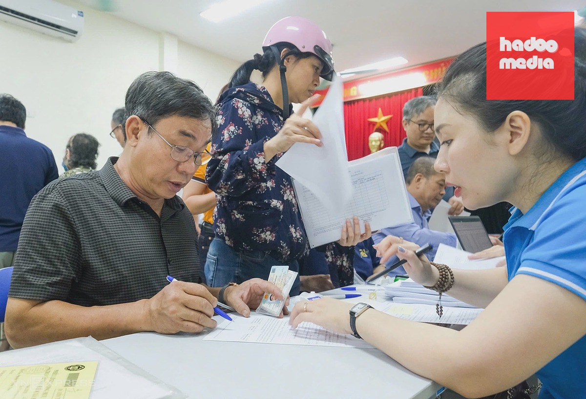 Người cao tuổi Hà Nội làm thủ tục ủy quyền nhận lương hưu, tháng 6/2026. Ảnh: Thu Hương