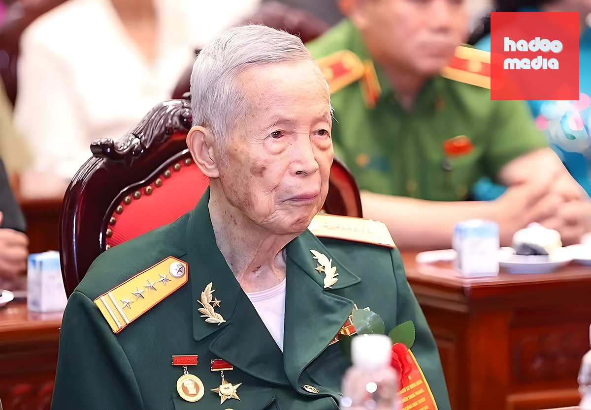 Đại tá, anh hùng quân đội La Văn Cầu. Ảnh: TTXVN
