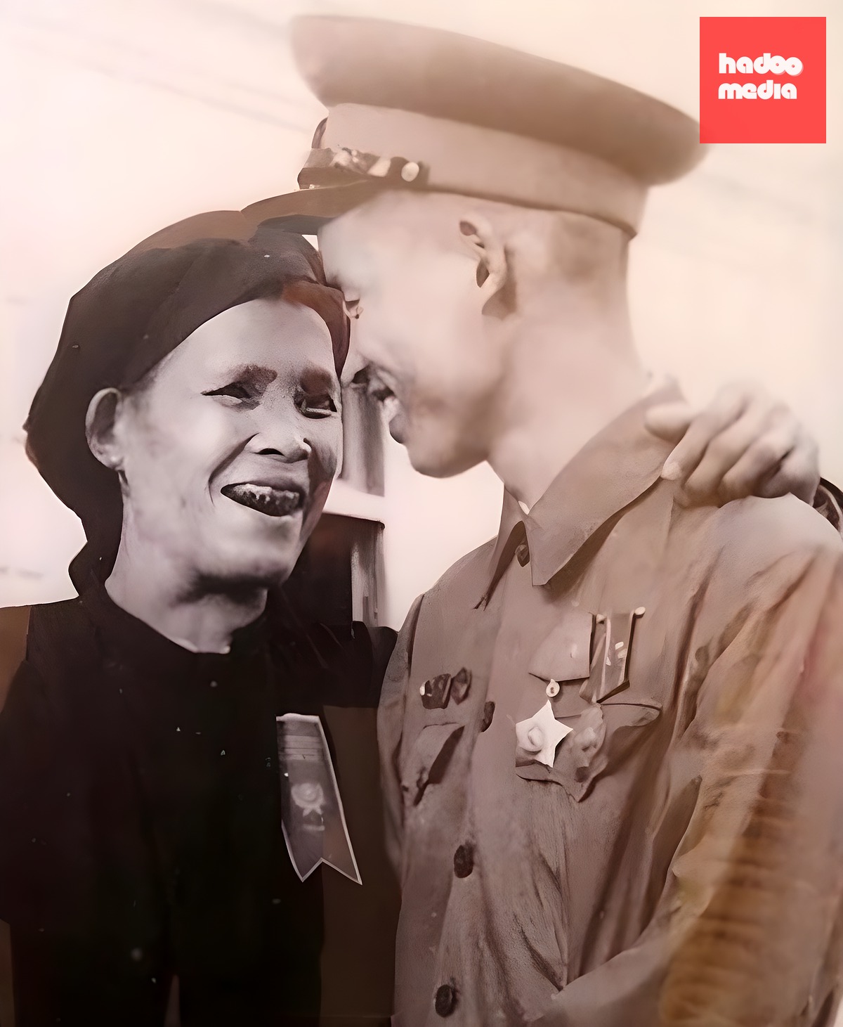 Bà Lục Thị Quý và con trai La Văn Cầu gặp nhau ở sân bay Gia Lâm, năm 1955. Ảnh tư liệu