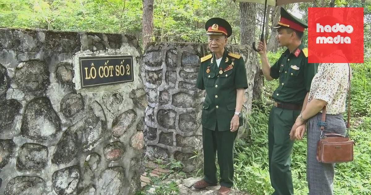 Anh hùng La Văn Cầu thăm các lô cốt Pháp tại Khu di tích chiến thắng Đông Khê, năm 2000. Ảnh: TTXVN