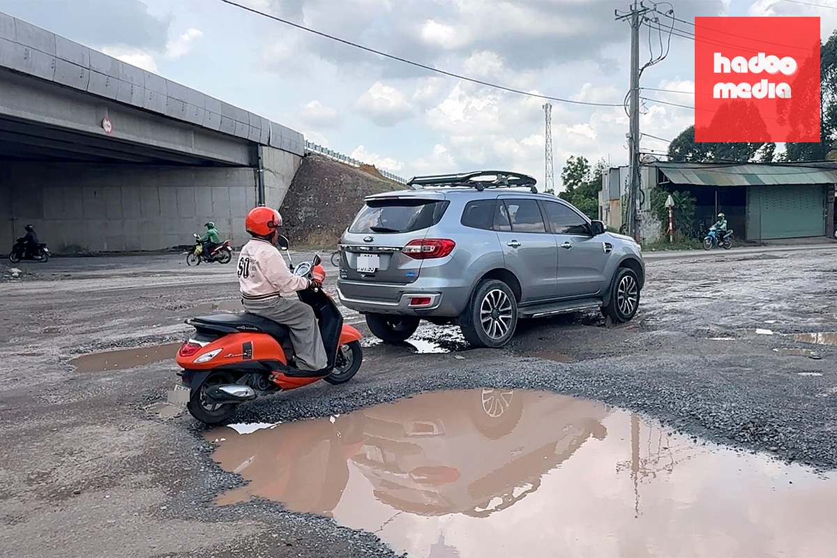 Đường ĐT 769 đoạn bên dưới cầu vượt thuộc tuyến cao tốc Biên Hòa - Vũng Tàu (địa bàn phường Long Thành, TP Đồng Nai) xuống cấp nghiêm trọng, đầy ổ voi, ổ gà trên đường (ảnh chụp ngày 9-6) - Ảnh: A LỘC