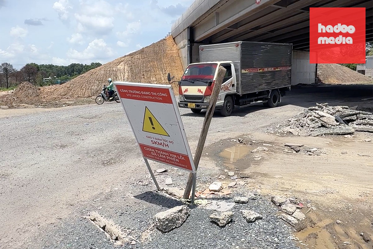 Biển cảnh báo sơ sài trên đường ĐT 769 bên dưới cao tốc Biên Hòa - Vũng Tàu - Ảnh: A LỘC