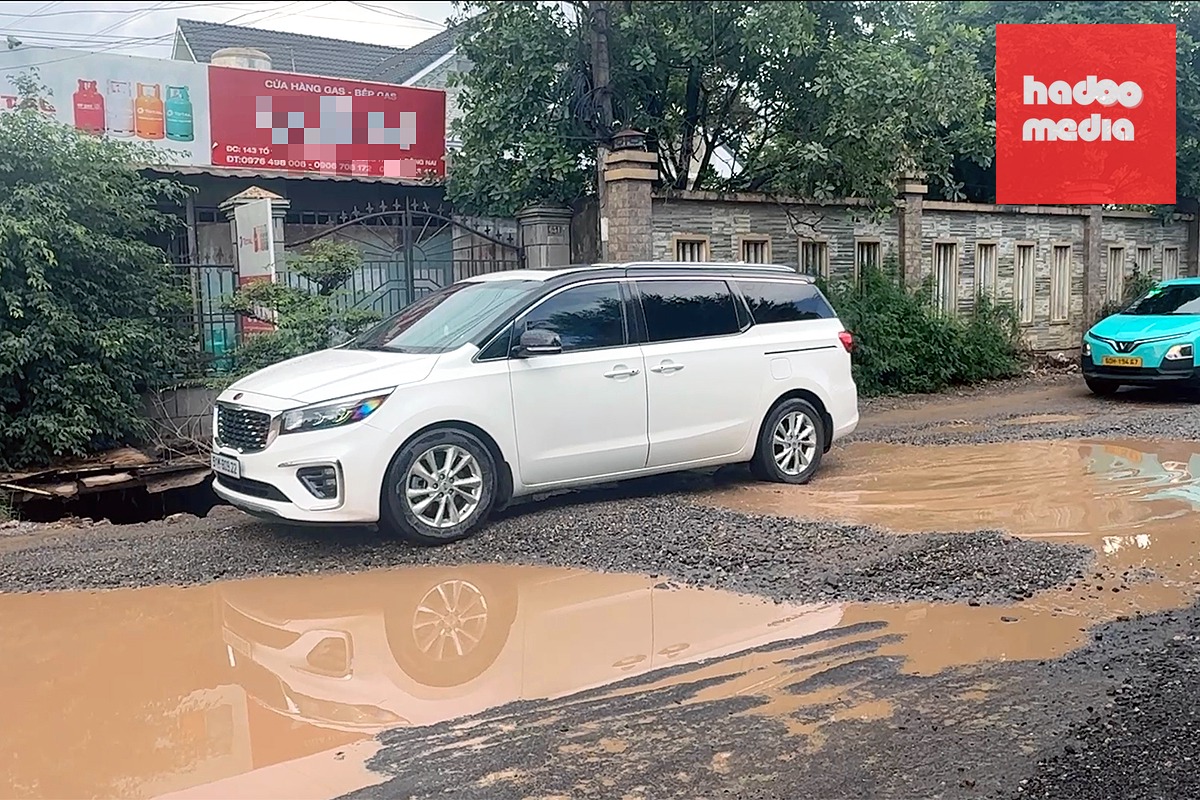 Mặt đường Phước Bình bong tróc tạo thành các hố sâu đọng nước tiềm ẩn nguy cơ tai nạn giao thông (ảnh chụp ngày 9-6) - Ảnh: A LỘC