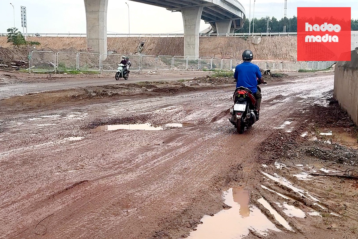 Một đoạn đường lầy lội, trơn trượt phía dưới cao tốc trước khi khắc phục. Người dân cho hay vẫn đang giám sát việc khắc phục công trình dân sinh có đảm bảo an toàn giao thông hay không - Ảnh: A LỘC
