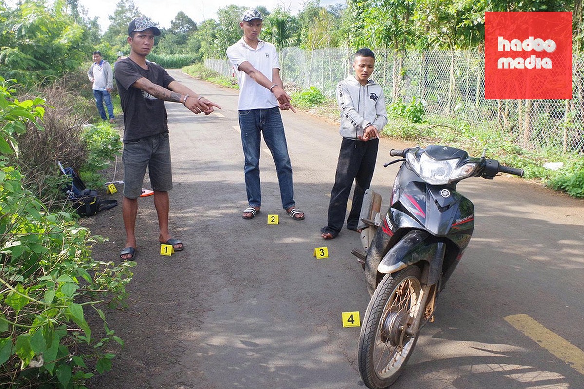 3 thanh niên chặn đường cướp điện thoại của học sinh. Ảnh: Ngọc Oanh