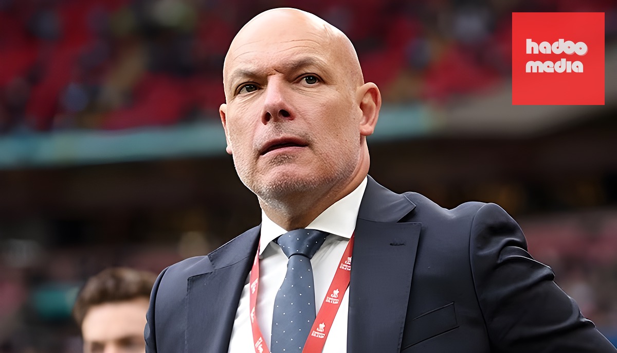 Howard Webb sẽ phải cân nhắc kỹ lưỡng việc tổ chức lại VAR tại Ngoại hạng Anh (Ảnh: Getty Images).