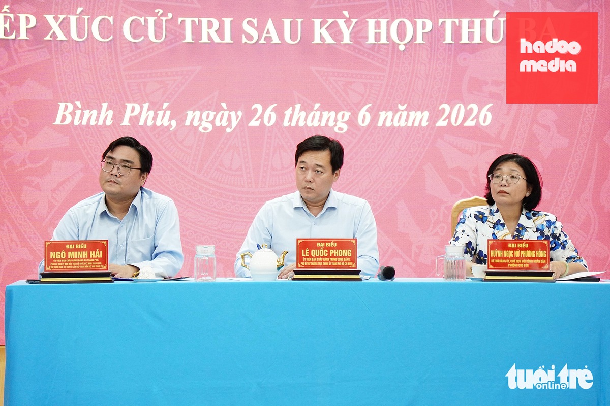 Phó bí thư thường trực Thành ủy TP.HCM Lê Quốc Phong cùng các đại biểu đơn vị bầu cử số 17 HĐND TP.HCM tiếp xúc cử tri chiều 26-6 - Ảnh: KỲ PHONG