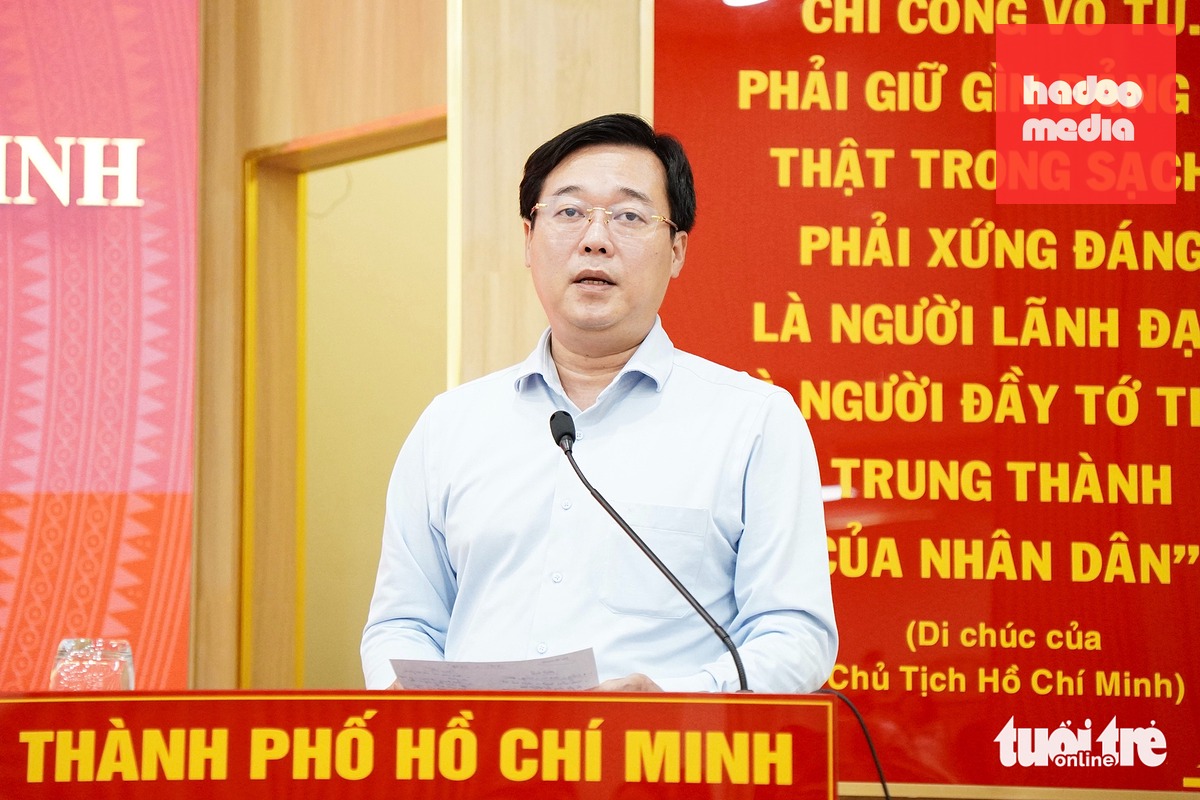 Ủy viên Trung ương Đảng, Phó bí thư thường trực Thành ủy TP.HCM Lê Quốc Phong trao đổi với cử tri - Ảnh: KỲ PHONG