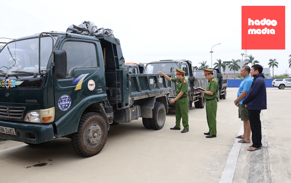 Công an phường Nam Định làm việc với hai người đàn ông đổ chất thải ra môi trường - Ảnh: NGỌC SƠN