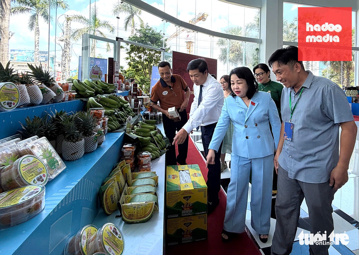 Ông Lương Nguyễn Minh Triết - Bí thư Tỉnh ủy và bà Cao Thị Hòa An - Phó bí thư thường trực Tỉnh ủy, Chủ tịch HĐND tỉnh Đắk Lắk - thăm gian hàng nông sản sạch từ nông nghiệp công nghệ cao - Ảnh: TRUNG TÂN