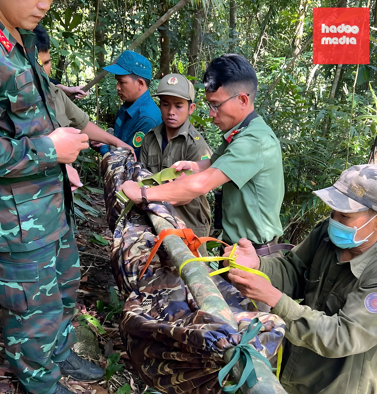 Lực lượng chức năng rất vất vả mới đưa được thi thể ông An từ cây cao xuống đất - Ảnh: Công an xã Trà Bồng