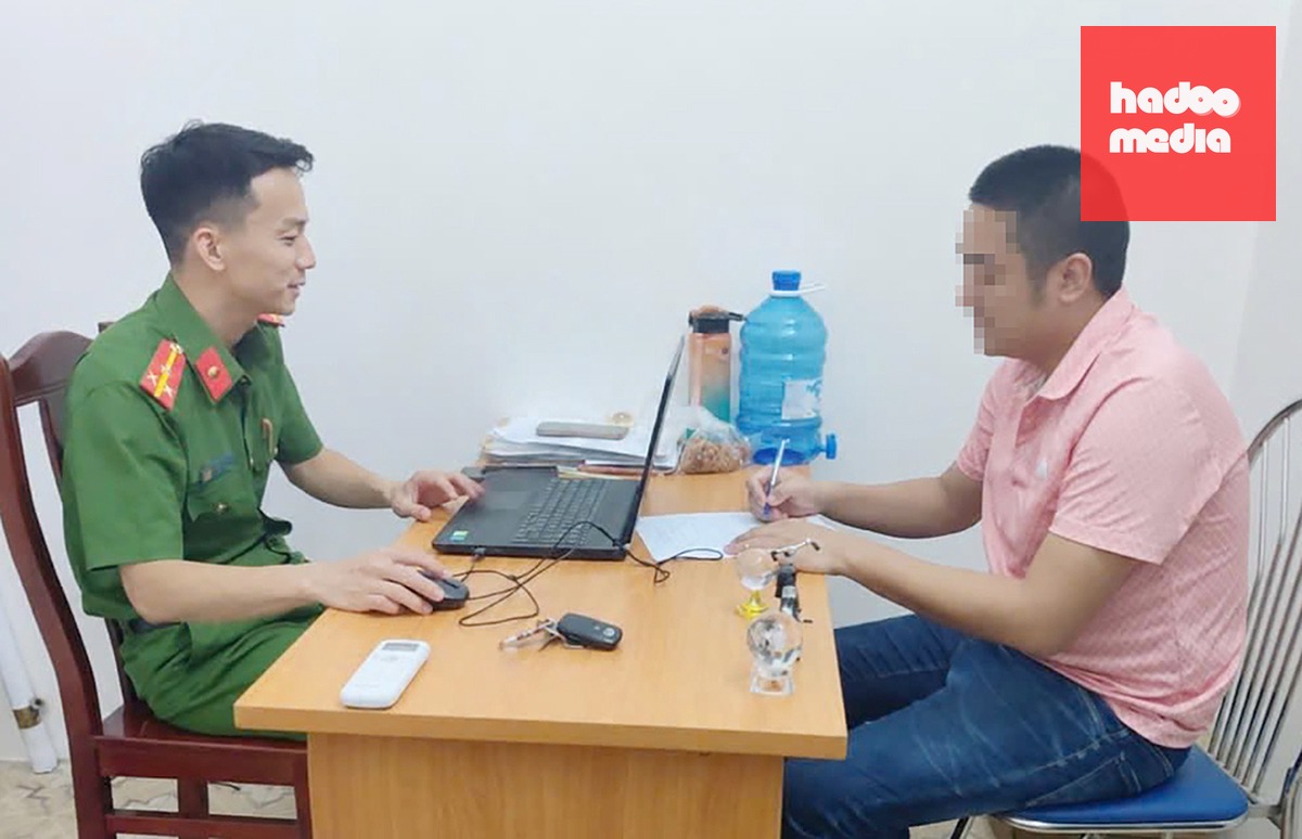 Cảnh sát làm việc với người đàn ông xịt nước. Ảnh: Công an cung cấp