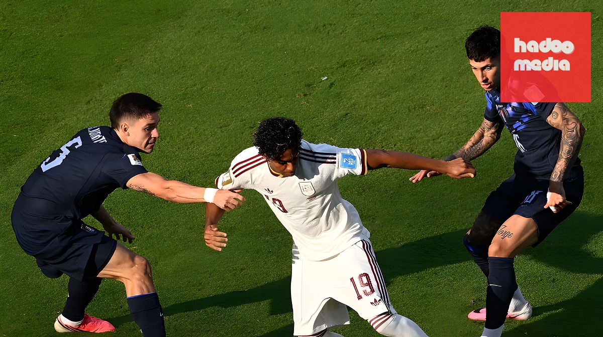 Yamal đi bóng giữa các cầu thủ Uruguay. Ảnh: Getty Images.