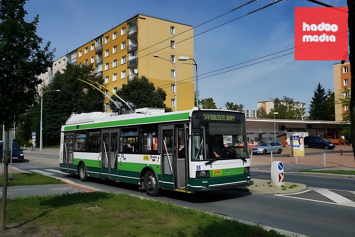 Nejmladší z nasazených historických trolejbusů je zelený vůz Škoda 21Tr