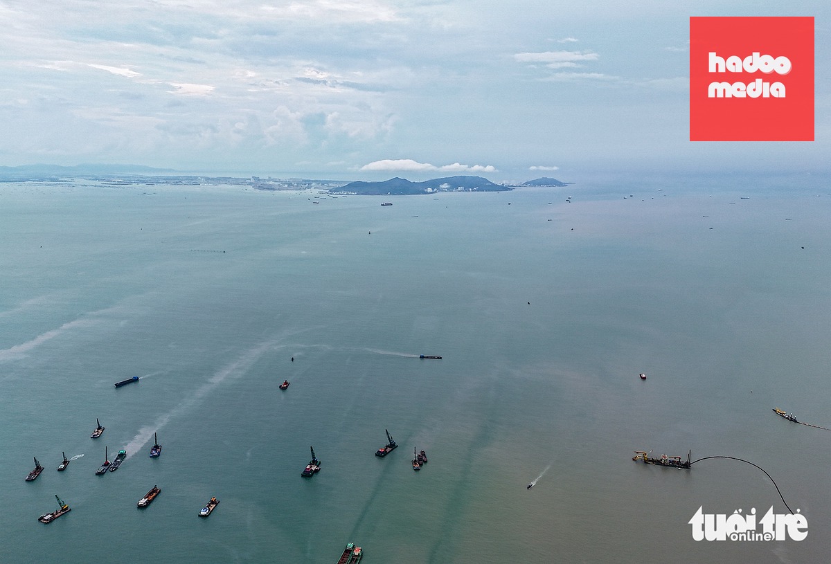 Tư liệu xưa chép rằng Cần Giờ và Vũng Tàu từng gần đến mức "gà gáy bên này, bên kia vẫn nghe". Nhưng rồi bồi lở tự nhiên, hai bờ đã cách nhau hơn 10km. Đường vượt biển sẽ nối hai bờ vịnh Gành Rái, giúp đi lại, giao thông thuận lợi - Ảnh: ĐỨC PHÚ
