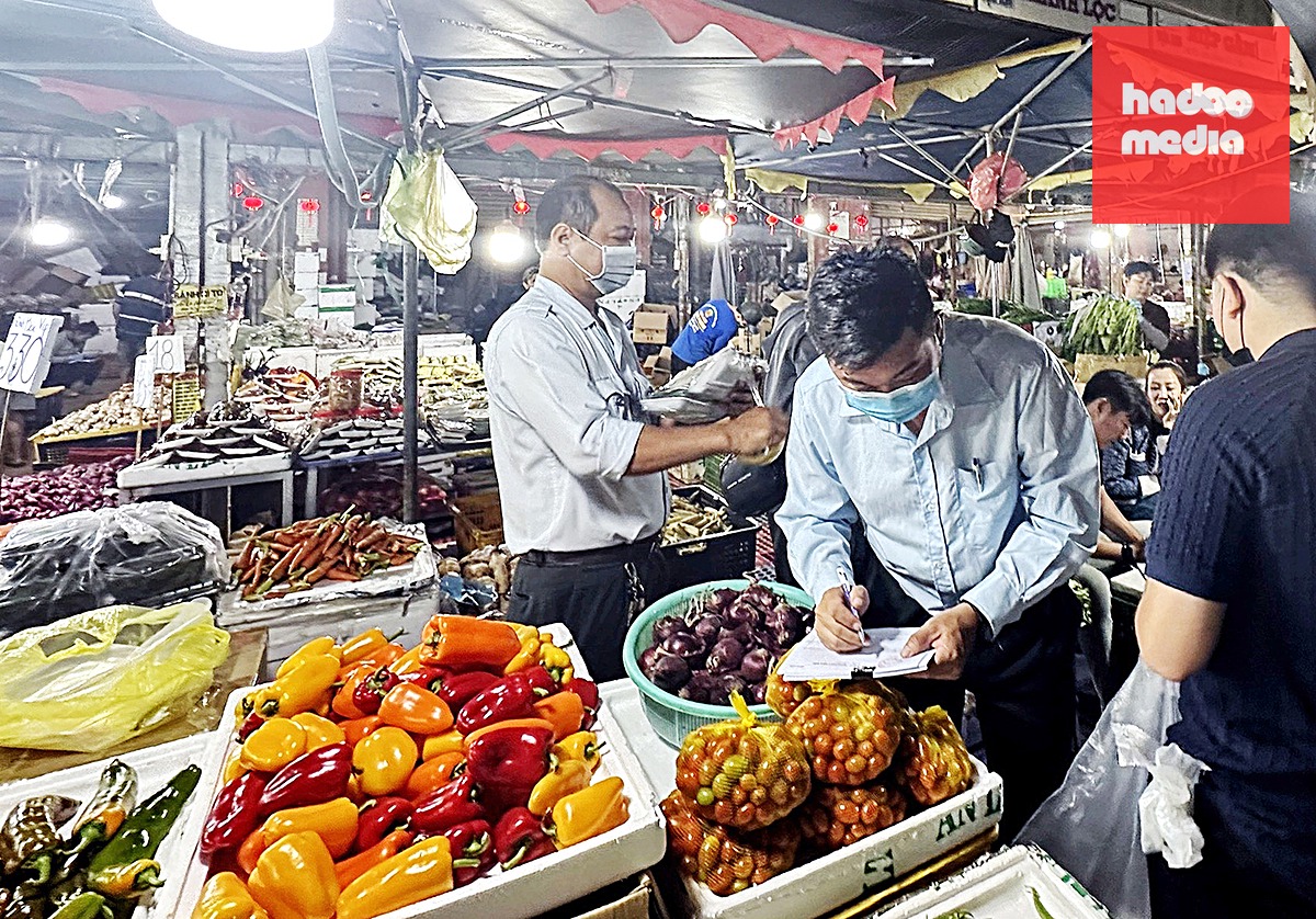 Lực lượng thuộc Sở An toàn thực phẩm TP.HCM kiểm tra, lấy mẫu giám sát chất lượng tại chợ đầu mối dịp cận Tết Bính Ngọ - Ảnh: T.N.
