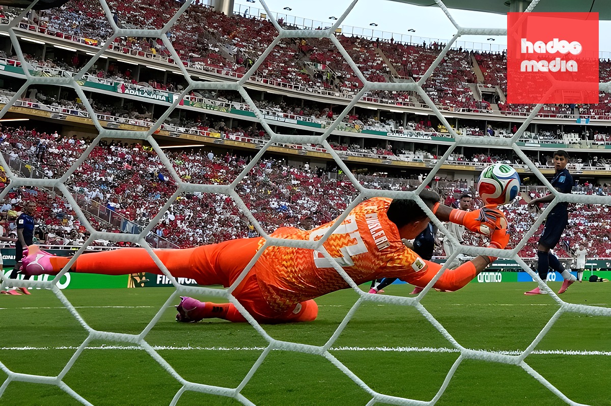 Thủ thành Uruguay mắc sai lầm. Ảnh: Sky Sports.