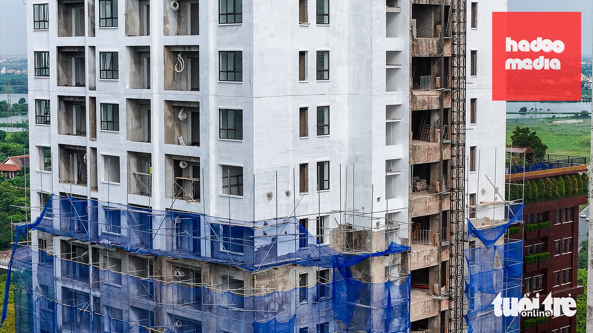 Có tòa nhà sau khi trát vữa xong đã được lăn sơn