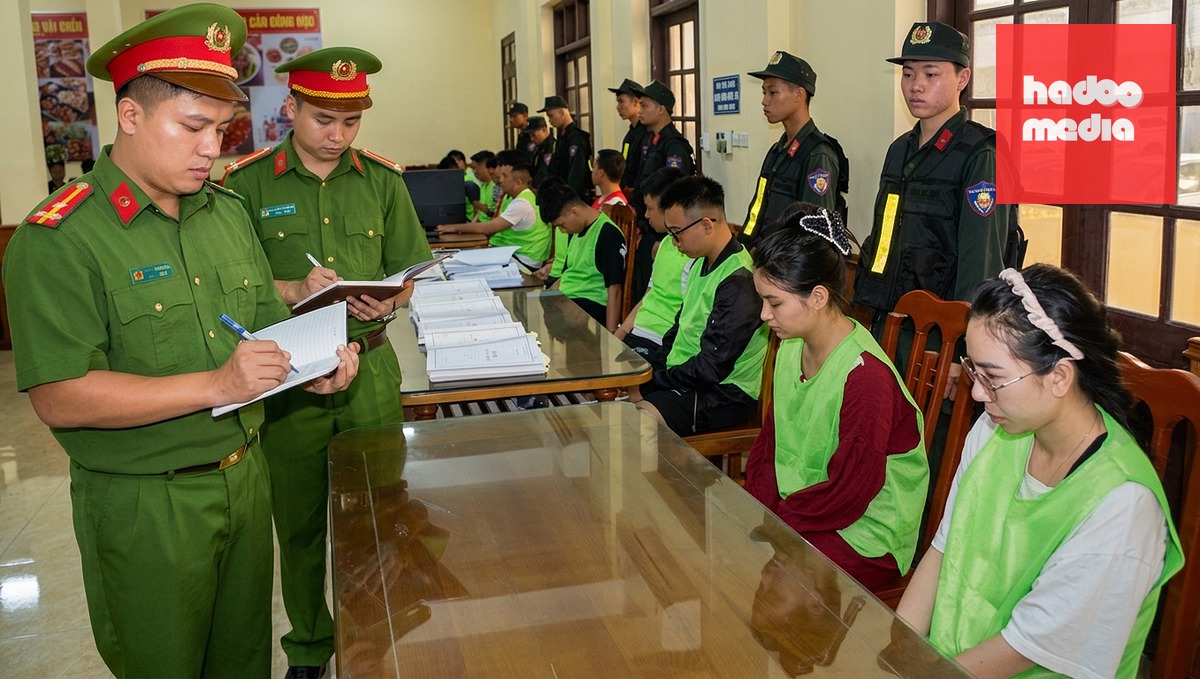 Công an tỉnh Ninh Bình lấy lời khai của những người có liên quan - Ảnh: ÁNH TUYẾT