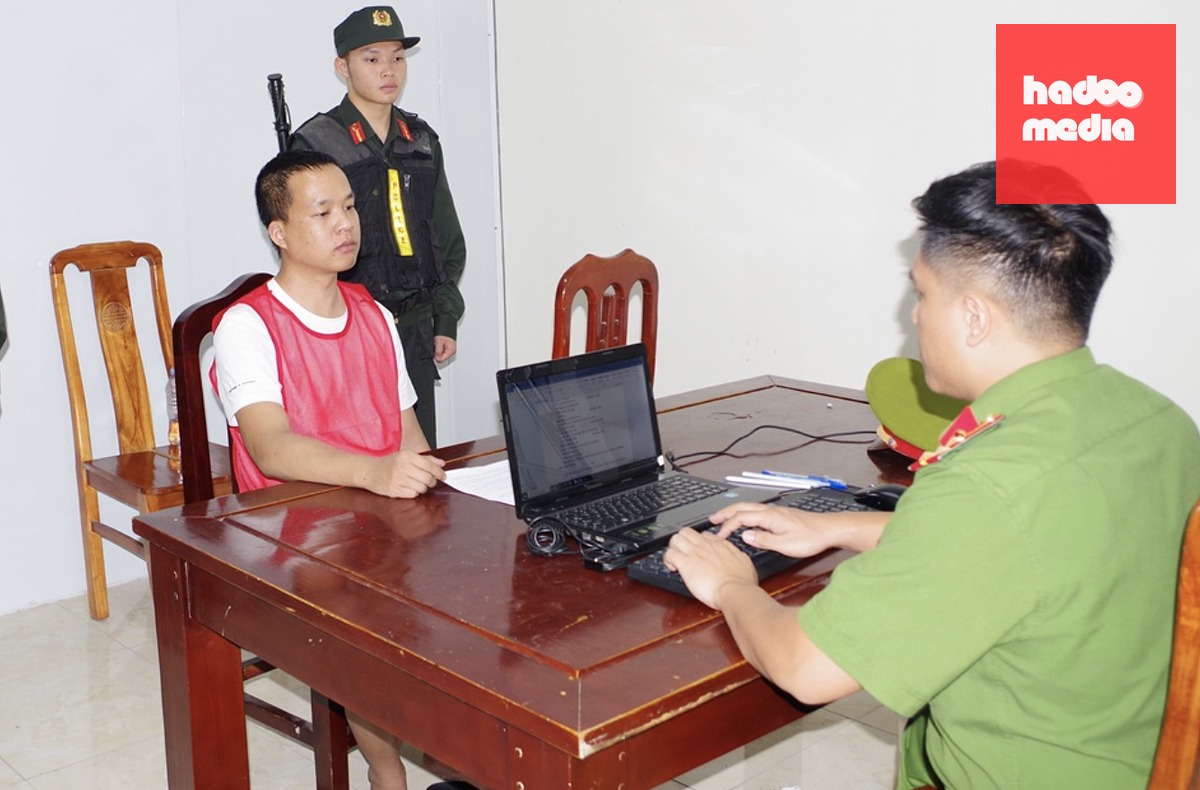 Nguyễn Văn Cương (một trong hai người cầm đầu đường dây lừa đảo) tại Cơ quan cảnh sát điều tra Công an tỉnh Ninh Bình - Ảnh: ÁNH TUYẾT
