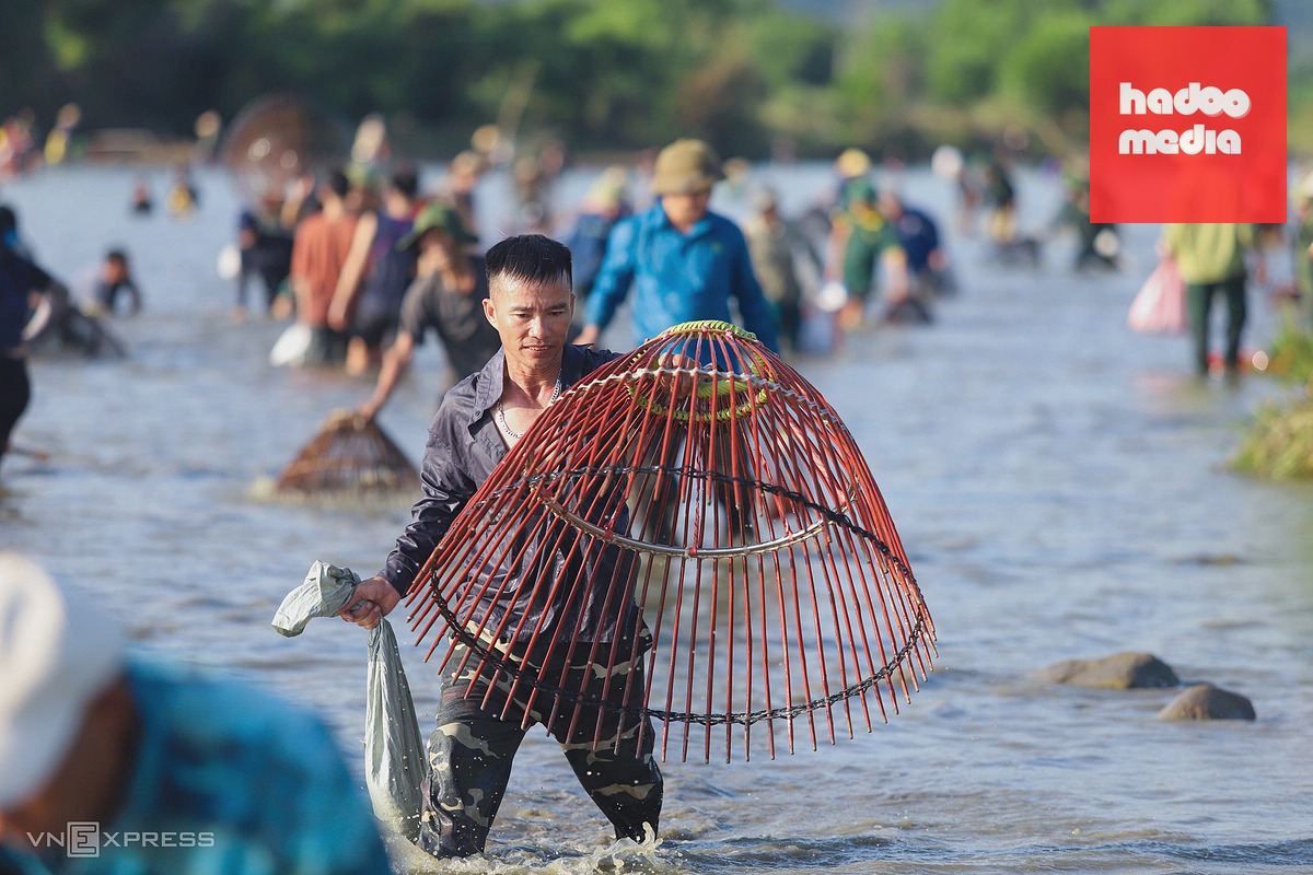 Hàng nghìn người dân đội nắng tham gia lễ hội bắt cá cầu may ở Hà Tĩnh