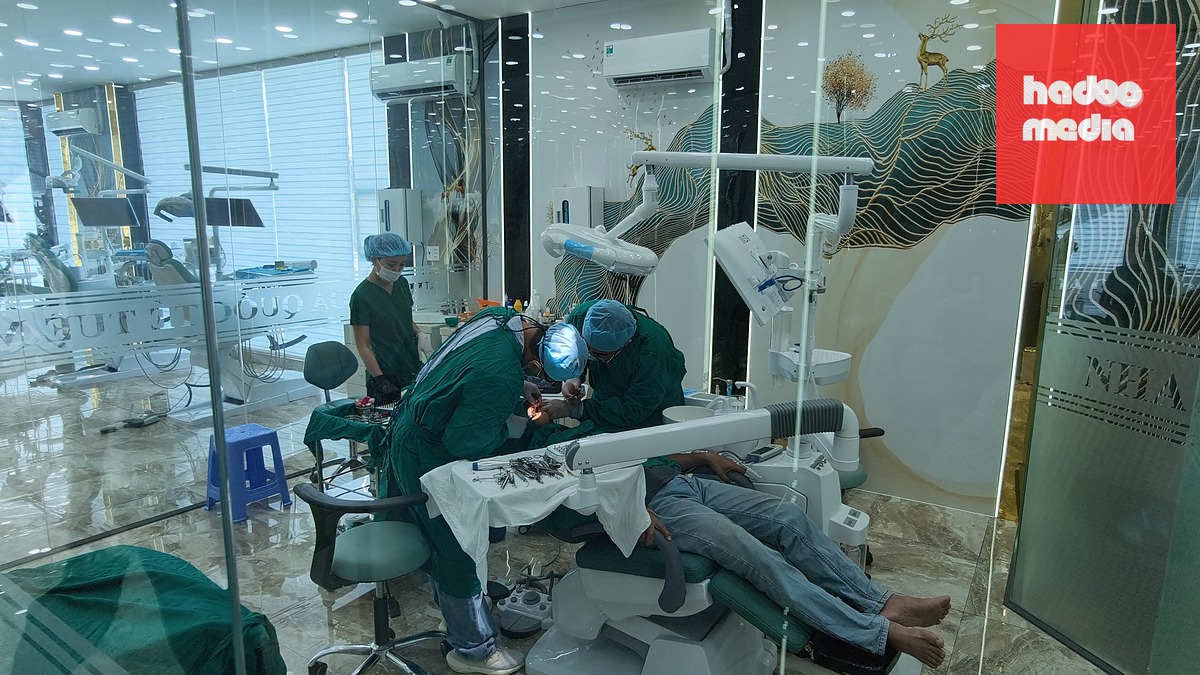 Khám chữa răng cho khách hàng tại cơ sở Nha khoa Quốc tế Tuệ Minh (phường Long Mỹ) - Ảnh: CACC