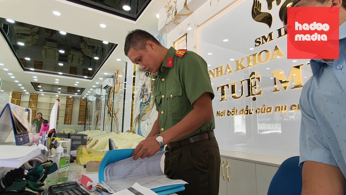 Đoàn liên ngành kiểm tra tại cơ sở Nha khoa Quốc tế Tuệ Minh (phường Cái Khế) - Ảnh: CACC