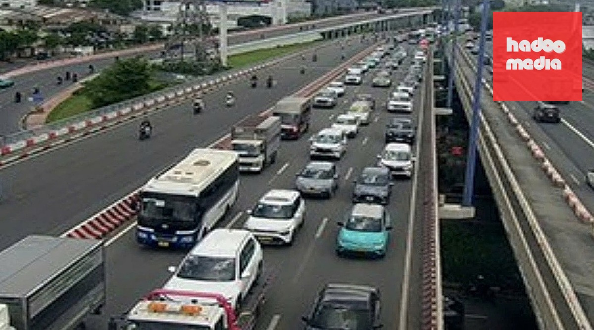 Dòng ôtô xếp hàng dài kín ba làn xe trên cầu Sài Gòn do ùn tắc ảnh hưởng từ hiện trường tai nạn. Ảnh camera giao thông