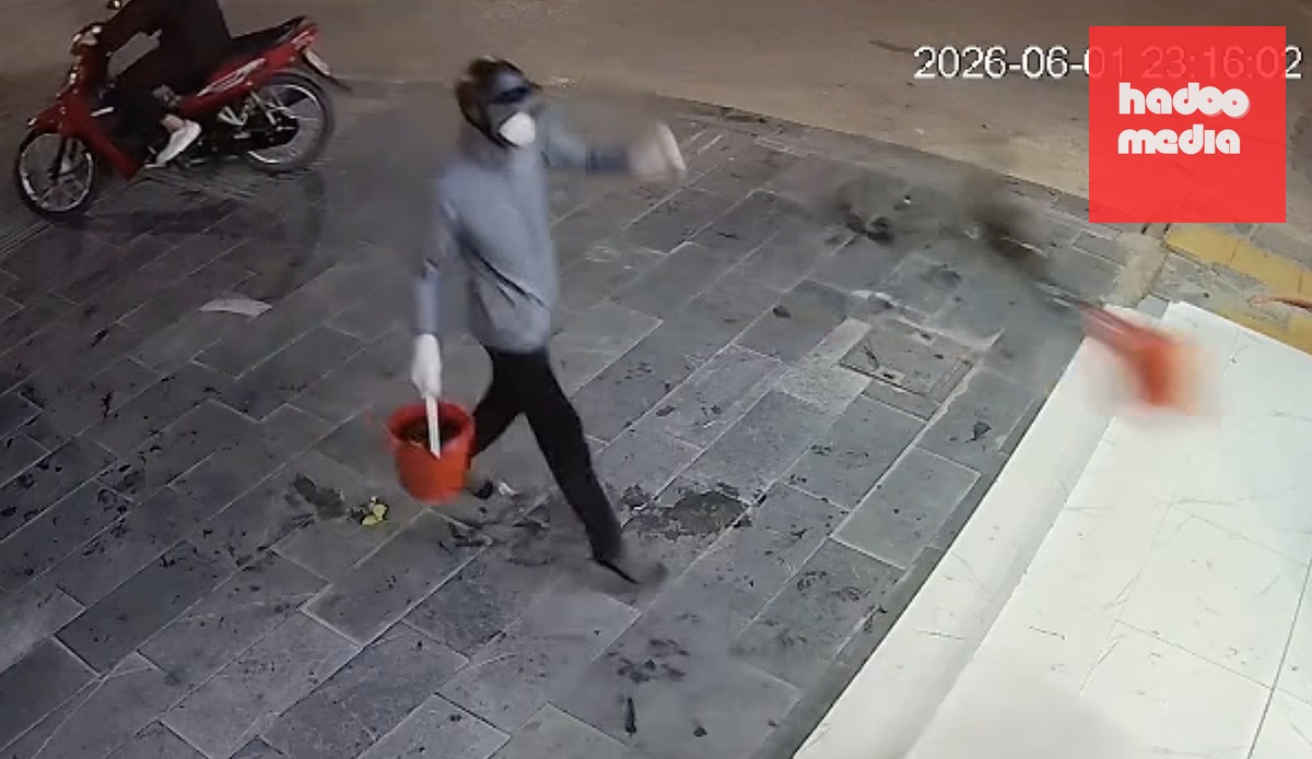 Hai nghi phạm đi xe máy mang biển số giả, bịt kín mặt ném chất bẩn vào cửa hàng quần áo trên đường Lê Hồng Phong, phường Thành Vinh, Nghệ An tối 1-6 - Ảnh: Người dân cung cấp