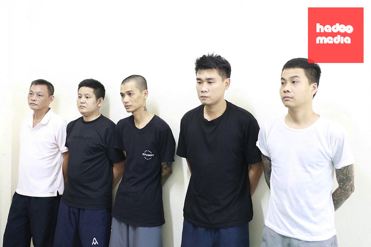 Nghi can Hoàng (thứ hai từ phải sang) cùng một số đồng phạm tại cơ quan điều tra. Ảnh: Hòa Vang