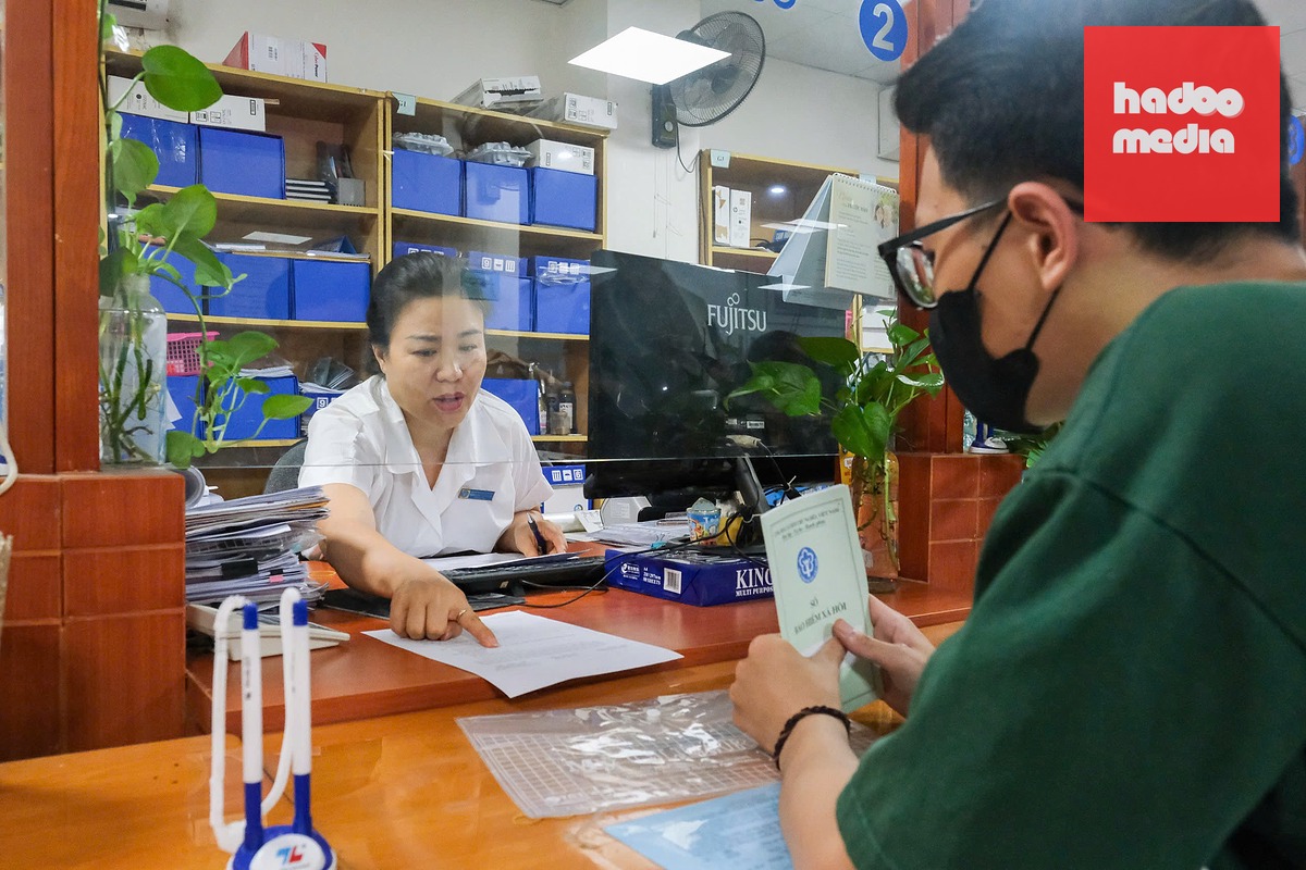 Người dân làm thủ tục bảo hiểm xã hội tại Hà Nội - Ảnh: HÀ QUÂN