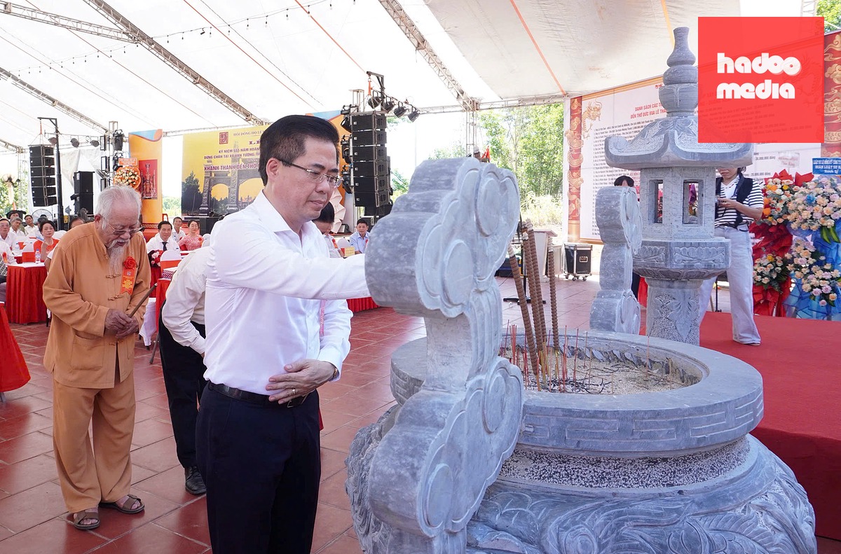 Ông Nguyễn Hoàng Giang, Chủ tịch UBND tỉnh Quảng Ngãi, thắp hương tri ân những công ơn của vua Lê Thánh Tông - Ảnh: TRẦN MAI