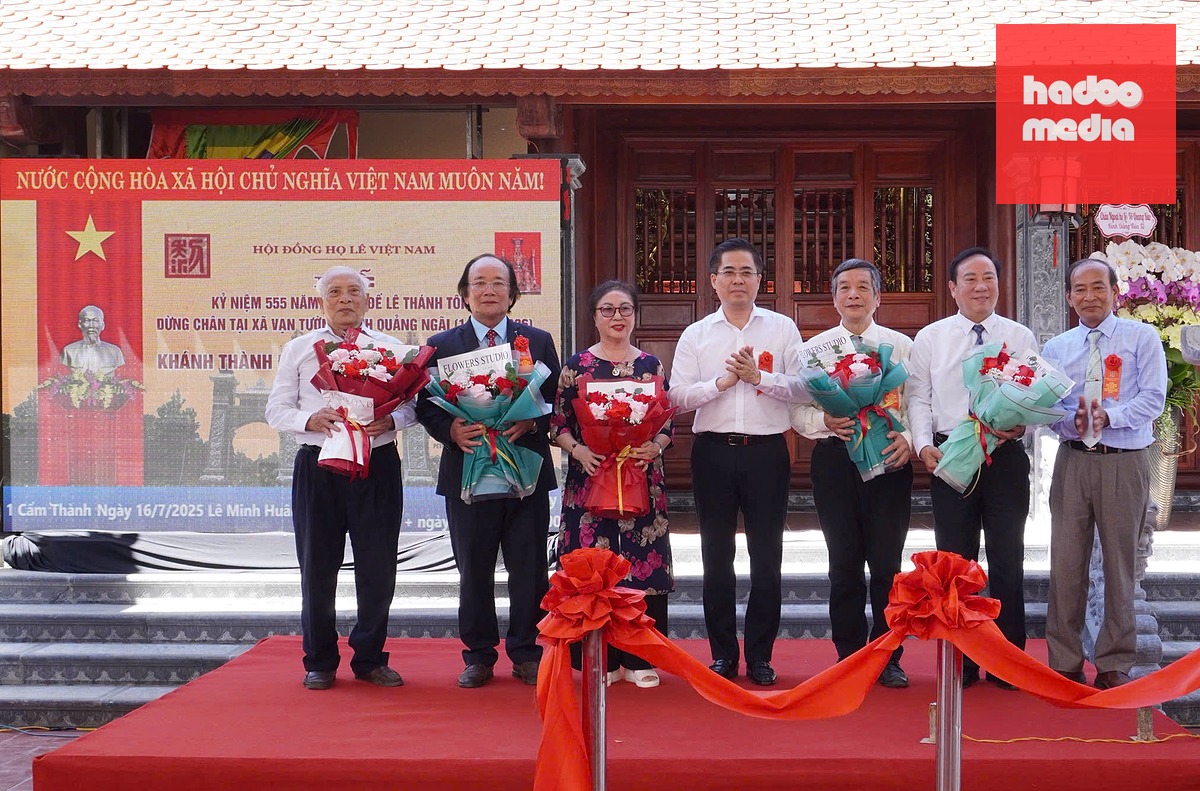 Các đại biểu cắt băng khánh thành Đền thờ Đức vua Lê Thánh Tông (giai đoạn I) ở Quảng Ngãi - Ảnh: TRẦN MAI