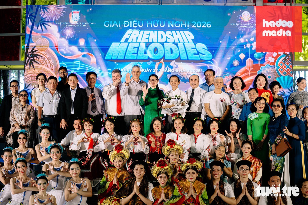 Các Tổng lãnh sự, đại diện Lãnh sự đoàn, đại biểu các nước và TP.HCM tham gia chương trình "Giai điệu hữu nghị" năm 2026 tại công viên văn hóa Suối Tiên sáng 27-6 - Ảnh: THANH HIỆP
