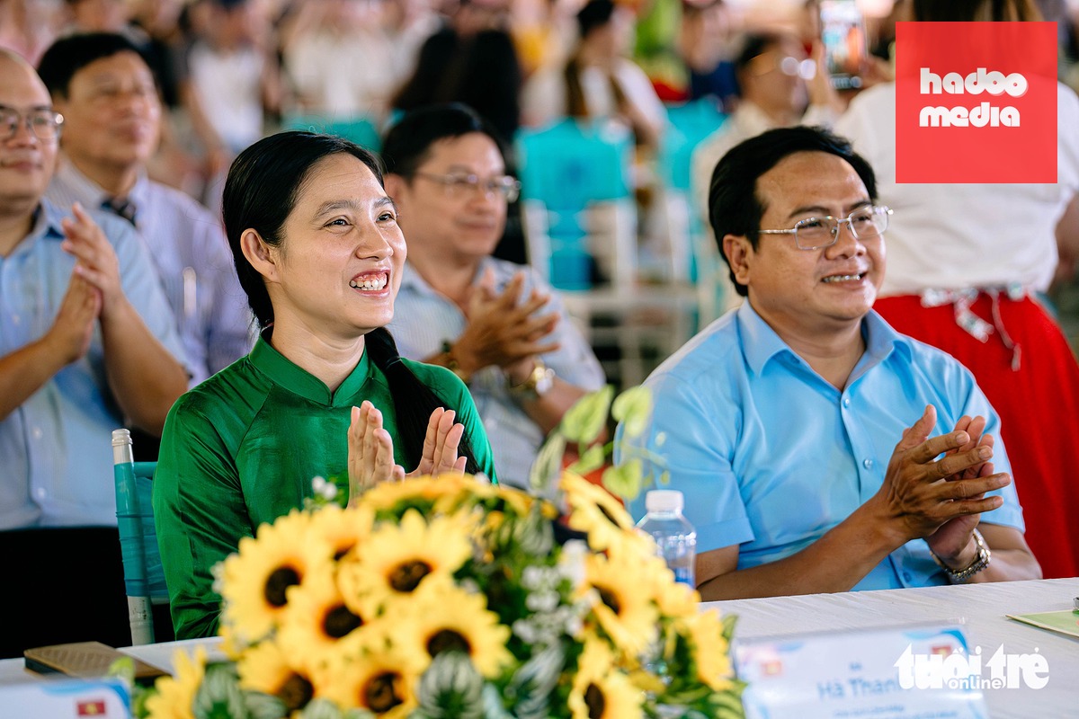 Trưởng Ban Dân tộc và Tôn giáo, Ủy ban MTTQ Việt Nam TP.HCM Thạch Nghi Xuân (bìa phải), Chủ tịch Liên hiệp các tổ chức hữu nghị TP.HCM Hà Thanh tham dự chương trình - Ảnh: THANH HIỆP