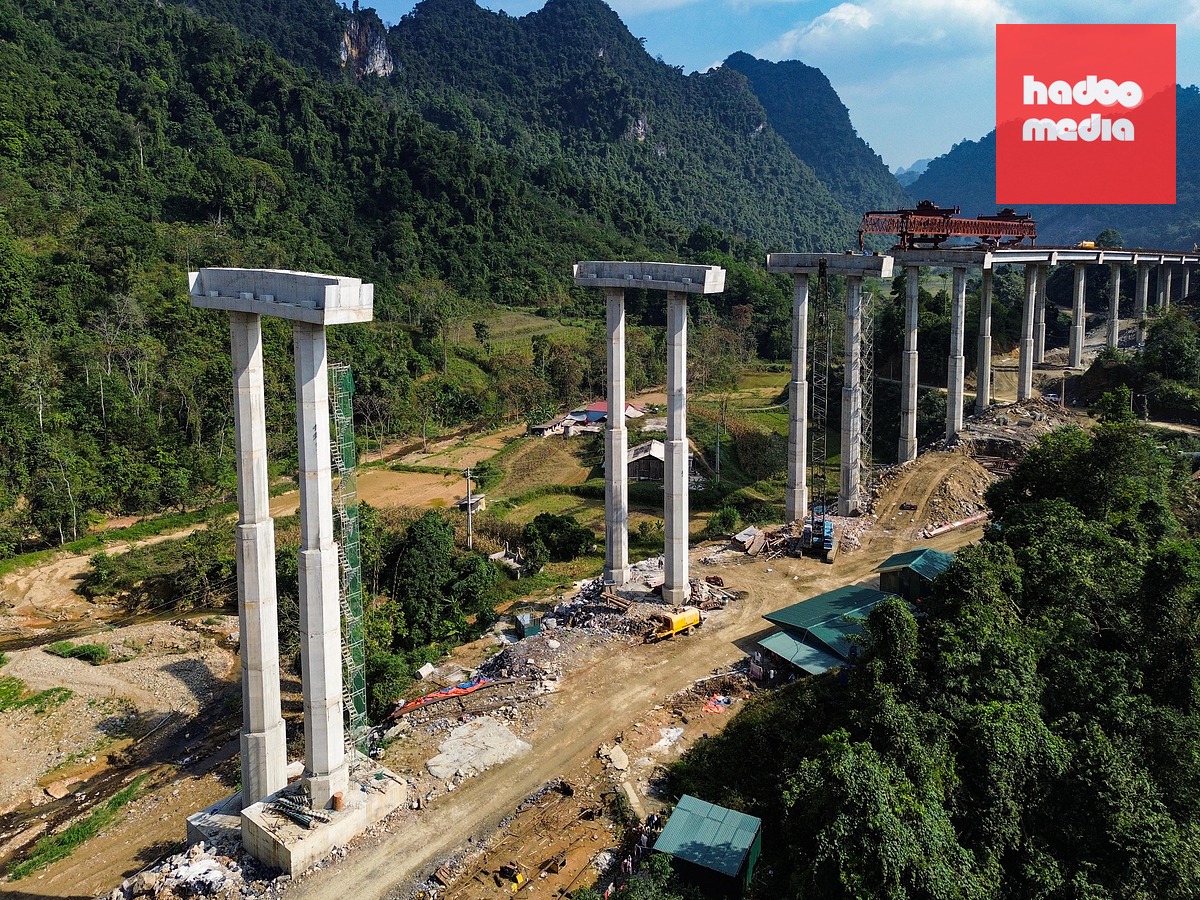 Thi công cầu vượt trên cao tốc Đồng Đăng (Lạng Sơn) - Trà Lĩnh (Cao Bằng) - Ảnh: HỒNG QUANG