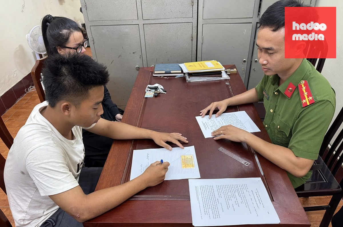 Nam thanh niên lái xe SH bằng hai chân đã được "mời" lên trụ sở công an làm việc - Ảnh: G.N.