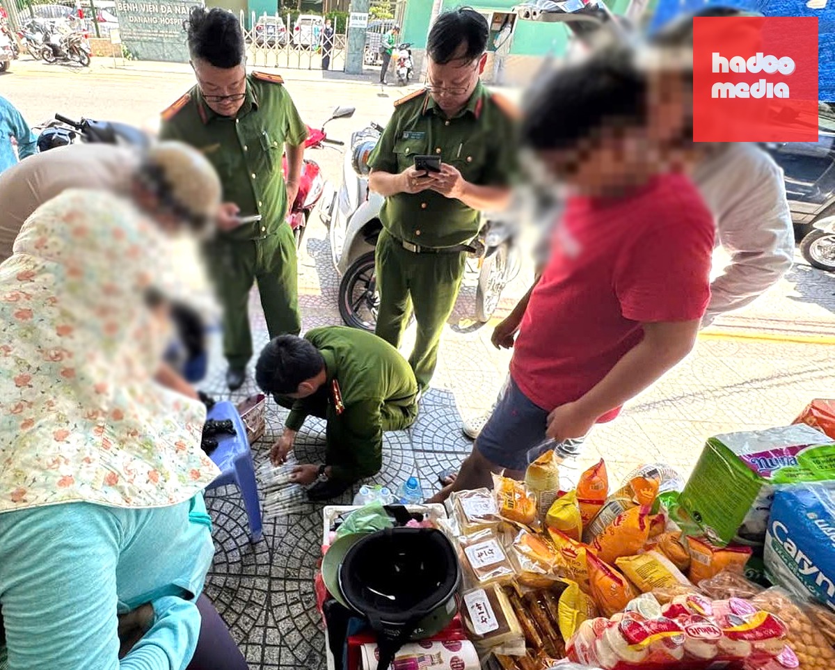 Lực lượng công an bắt quả tang tiệm tạp hóa buôn bán dụng cụ sử dụng ma túy - Ảnh: CA