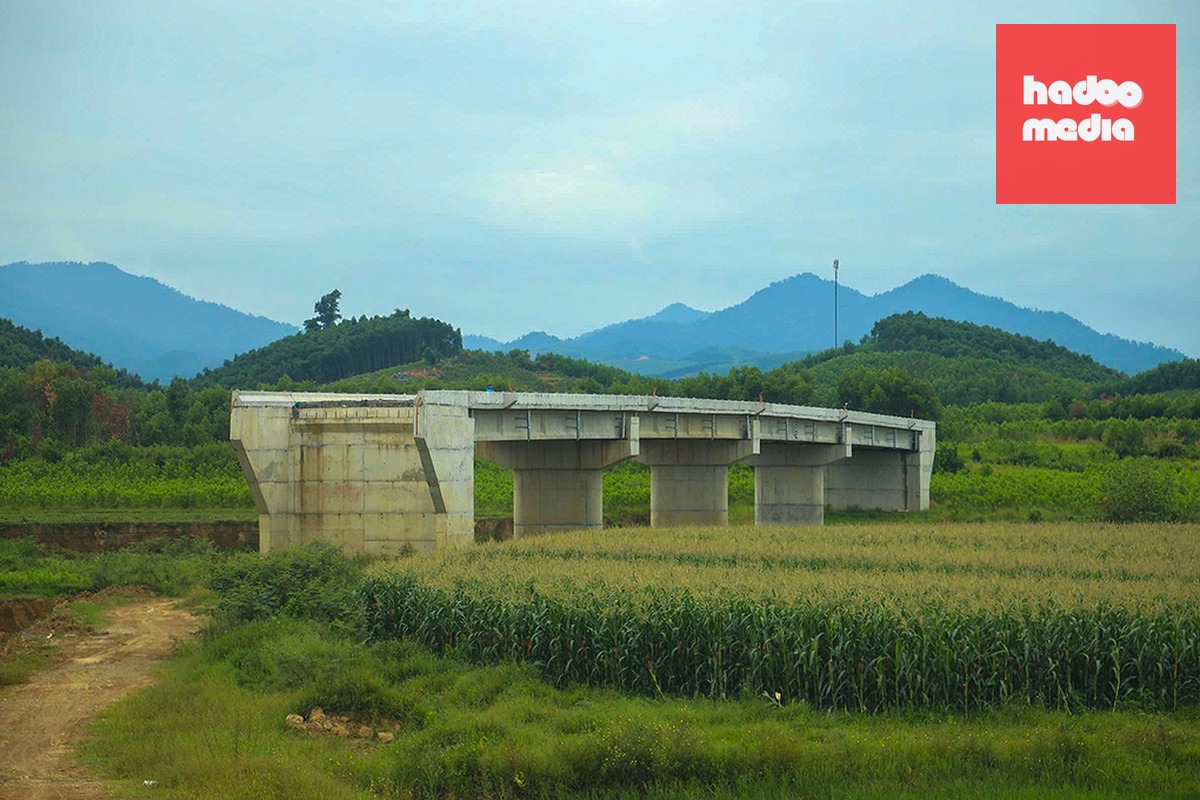 Cầu Mô Vĩnh hoàn thành phần chính nhưng hiện thiếu đường dẫn hai đầu. Ảnh: Đức Hùng