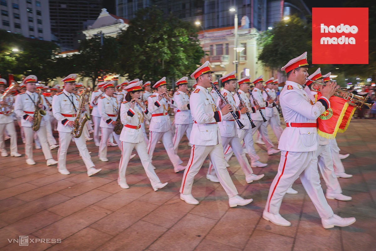 Đội kèn Công an biểu diễn âm nhạc trên phố đi bộ Nguyễn Huệ thu hút đông đảo người xem