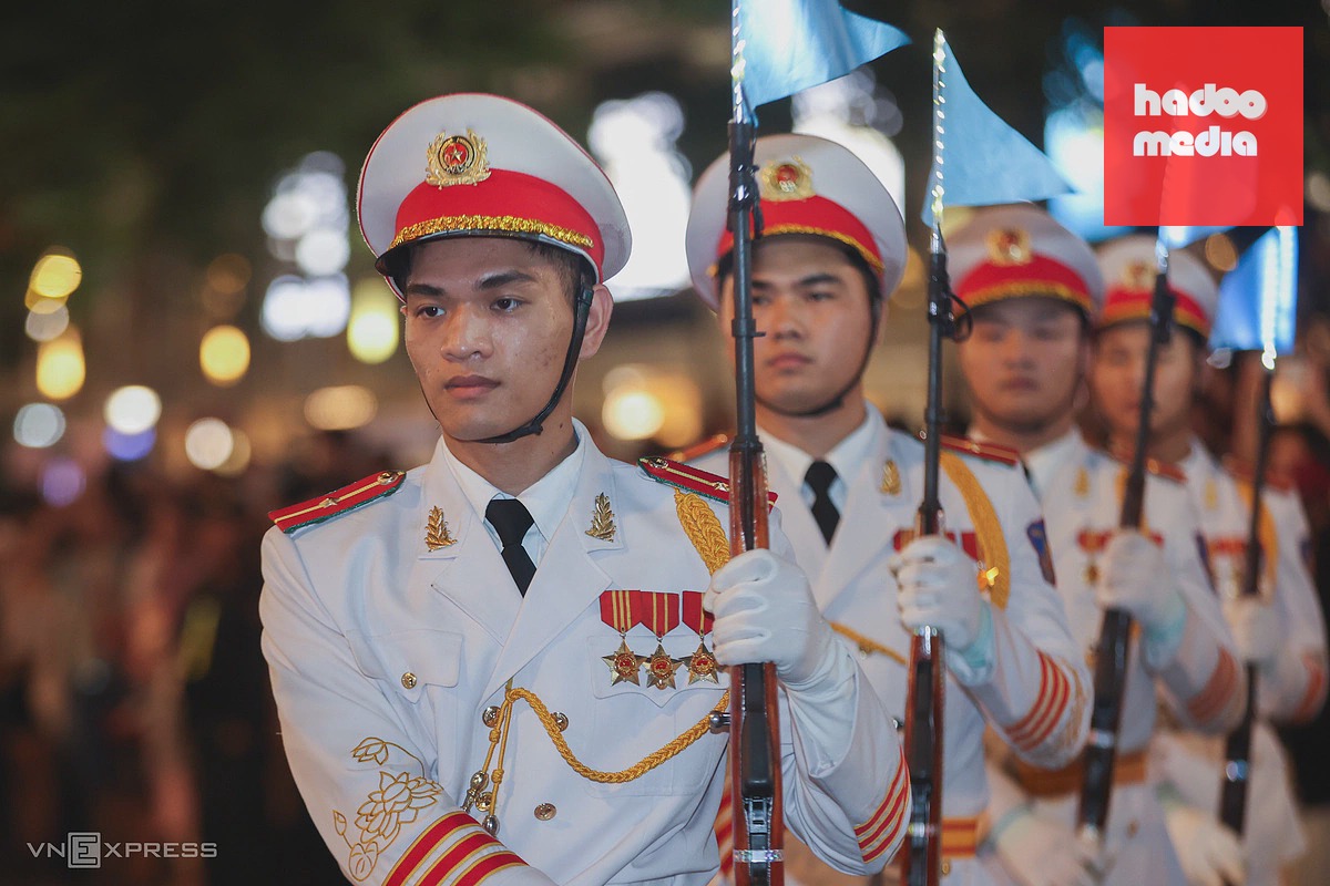 Đội kèn Công an biểu diễn âm nhạc trên phố đi bộ Nguyễn Huệ thu hút đông đảo người xem